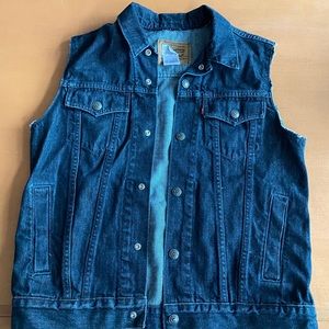 Levi’s dark wash jean jacket ( large )